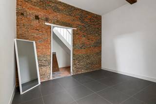 <p>Dit volledig gerenoveerde appartement bevindt zich op een centrale locatie in Ekeren, in een kleinschalig gebouw met een rustige en aangename uitstraling.</p>
<p>Via de gemeenschappelijke inkomhal en trap bereiken we het appartement op de eerste verdieping. Binnen valt meteen de ruime leefruimte op, met verschillende grote raampartijen die voor veel natuurlijk licht en een mooi groen uitzicht zorgen. De leefruimte sluit aan op de volledig vernieuwde keuken, uitgevoerd in een eigentijdse stijl en voorzien van voldoende kastruimte. Achter de keuken bevindt zich bovendien nog een praktische extra bergruimte.</p>
<p>Verder beschikt het appartement over twee slaapkamers en een volledig vernieuwde badkamer met ruime inloopdouche.</p>
<p>Ook buiten zijn er enkele mooie troeven: bij het appartement hoort één parkeerplaats en de bewoners kunnen gebruikmaken van een gemeenschappelijke tuin.</p>
<p>Een instapklaar appartement met veel licht, ruimte en een verzorgde afwerking, op een praktische locatie in Ekeren.</p>
<p>De ligging aan de Veltwijcklaan in Ekeren is bijzonder centraal en praktisch. Het centrum van Ekeren ligt vlakbij, met winkels, horeca en andere dagelijkse voorzieningen binnen handbereik. Ook het station van Ekeren is vlot bereikbaar, wat zorgt voor een goede verbinding richting Antwerpen en omliggende gemeenten. Daarnaast zijn ook Brasschaat en Kapellen vlot bereikbaar en zorgen de nabijgelegen invalswegen voor een goede verbinding met Antwerpen en de omliggende gemeenten.</p>
