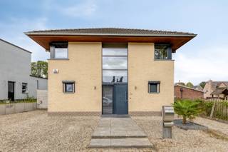 Deze recente woning (2008) is gelegen in een zeer rustige straat in Aspelare waardoor je geniet van rust en natuur.<br />De woning is steeds goed onderhouden en biedt veel ruimte dat ideaal is voor gezinnen. Een gunstige energiescore en conforme elektriciteit zijn zeker ook troeven van de woning.<br /><br />Op de gelijkvloerse verdieping treffen we een ruime inkomhal met wc die ons brengt tot de ruime, lichtrijke leefruimte met eetplaats en geïnstalleerde keuken (54m²) en bureauhoek. Naast de keuken vinden we nog een ruime bergruimte (11m²).<br />De tuin is mooi aangelegd en geniet van een ruim zonneterras.<br /><br />Er zijn 4 slaapkamers (20m², 13m², 11m² & 9m²) aanwezig, waarvan de master bedroom met inloopdressing, en een badkamer die voorzien is van een dubbele wastafel, ligbad, douche en tweede toilet.<br /><br />Verder is er een ruime zolder die toegankelijk is per uitneembare trap die ideaal is als stockageruimte.