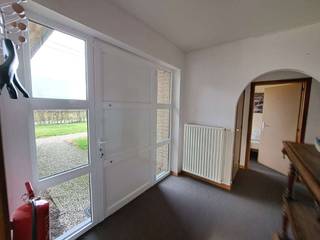 Conciergewoning - Ruime laagbouwvilla met 3 slaapkamers, dubbele garage en tuin met een zeer rustige en landelijke ligging in Diksmuide.  **  + Energielabel C!  **    **  Omvat een inkom, ruime en lichtrijke leefruimte, ingerichte leefkeuken, wasruimte met voorziening wasmachine, 3 slaapkamers, badkamer met ligbad, douche en dubbele wastafel, zolder, dubbele inpandige garage met oprit, terras en grote tuin  **    **  Beschikbaar  onmiddellijk vrij!