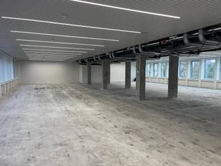 <p><span>B.Hive is ideaal gelegen in de Dejonckerstraat 42-44-46, vlak bij de Louizalaan en het Stéphanieplein. Het gebouw biedt volledig gerenoveerde kantoorruimtes die moderniteit, comfort en energie-efficiëntie combineren, dankzij ultramoderne voorzieningen zoals warmtepompen, een nieuw ventilatiesysteem, ledverlichting en zonnepanelen.</span></p>
<p><span>In de directe omgeving bevinden zich tal van winkels, restaurants en fitnesscentra. Bovendien is het gebouw uitstekend bereikbaar met het openbaar vervoer.</span></p>
<p><strong><span>Huurvoorwaarden:</span></strong><span> de jaarlijkse huurprijs bedraagt €200/m² voor standaardkantoren en €210/m² voor ingerichte kantoren, afhankelijk van de behoeften van de huurder. Parkeerplaatsen zijn beschikbaar tegen €1.500 per plaats per jaar.</span></p>