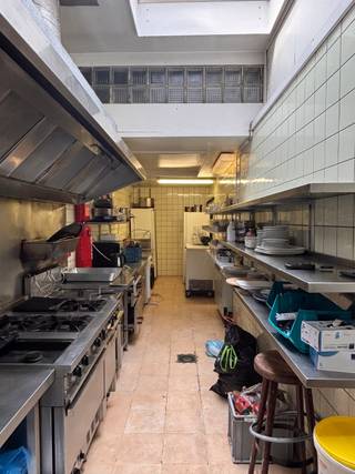 VERKOOP VAN VENNOOTSCHAP (gebouw + handelsfonds)<br /><br />Een welgelegen pand bestaande uit een handelsgelijkvloers (tot heden het bekende<br />restaurant Horse House) + duplex appartement. <br />Op het gelijkvloers: restaurant (45.50m²), keuken (19.10m²), bergplaats + sanitair (15.00m²); <br />Op de eerste verdieping: hal met trap, woonkamer (25.00m²), kamer 1 (13.40m²), berging;<br />Op de tweede verdieping: overloop, kamer 2 (13.75m²), badkamer (toilet, douche, wastafel);<br />Verder: ruime kelder.<br />Buitenschrijnwerk PVC dubbel glas - Centrale verwarming op aardgas<br />Perceeloppervlakte: 90 ca - kadastraal inkomen: 1.219EUR<br />Stedenbouwkundige inlichtingen aanwezig op kantoor.<br />Infos + bezoek: Peter Logist - 0475/25.76.66