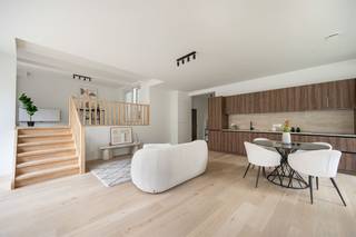 <p><span> </span></p><p><span>Wonen in het gegeerde Pulhof? Dat doe je hier, in dit prachtig gerenoveerde gelijkvloers appartement waar licht, ruimte en kwalitatieve materialen centraal staan. Met drie slaapkamers, twee stijlvolle badkamers, een royale leefruimte met open keuken en het genot van de volledige voortuin heb je hier een pareltje te pakken.  Garage of autostaanplaats optioneel aan te kopen</span></p><p><span> </span></p><p><span>Licht, luxe &amp; comfort</span></p><p><span>Via de ruime inkomhal krijg je meteen een gevoel van rust en elegantie. De hele woning werd strak en kwalitatief afgewerkt, met warme materialen en een tijdloze uitstraling.</span></p><p><span>Vooraan bevindt zich de indrukwekkende leefruimte met open keuken, waar de grote raampartijen zorgen voor een overvloed aan natuurlijk licht. Dankzij de open indeling vloeien zithoek, eetplaats en keuken mooi in elkaar over. De stijlvolle keuken in donker houtfineerlook heeft een strak werkblad en is volledig uitgerust met kwalitatieve toestellen: inductiekookplaat, dampkap, oven, koelkast, diepvries, vaatwasser en spoelbak. Hier kook en leef je in alle comfort.</span></p><p><span>Aansluitend aan de leefruimte bevindt zich nog een gezellige zithoek of bureauplek op split level, met toegang tot het leuke balkon/patio — een fijne plek voor een koffietje of apero.</span></p><p><span> </span></p><p><span>Drie slaapkamers &amp; twee badkamers</span></p><p><span>Het appartement beschikt over drie slaapkamers, allemaal afgewerkt met dezelfde mooie parketvloer en rustige kleuren. De master bedroom achteraan is bijzonder ruim en heeft rechtstreeks toegang tot het tweede terras.</span></p><p><span>Er zijn bovendien twee badkamers aanwezig, allebei afgewerkt met grote beige marmerlooktegels en warme houtaccenten. De grootste badkamer beschikt over een inloopdouche, lavabomeubel en toilet. De tweede badkamer is compact en praktisch ingericht, ideaal voor gasten, kinderen of als extra comfort in een gezinssituatie.</span></p><p><span>Extra handig: in de hal zijn er ingemaakte kasten voorzien én is er plaats voor wasmachine en droogkast.</span></p><p><span> </span></p><p><span>Rustig wonen vlakbij alles</span></p><p><span>Je woont hier in een rustige, residentiële buurt met veel groen en tegelijk vlakbij winkels, scholen en openbaar vervoer. Dankzij de centrale ligging ben je zo in en uit de stad en bereik je vlot de Ring en belangrijke invalswegen. Ook parken, sportfaciliteiten en gezellige buurtadresjes liggen vlakbij. Ideaal voor wie rustig wil wonen zonder in te boeten op bereikbaarheid en levendigheid.</span></p><p><span> </span></p><p><span>Maatregelenregister: in aanvraag</span></p><p><span> </span></p>