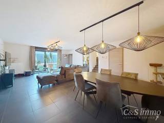 Ruim en luxueus duplex appartement (ca. 190m²) met 2 zonne terrassen, gelegen op loopafstand van het centrum. Inkomhal met vestiaire, ruime...