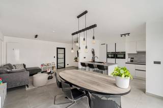 Dit appartement werd in 2022 volledig gestript en van nul af opnieuw opgebouwd met duurzame materialen en een hoogwaardige afwerking. Dankzij...