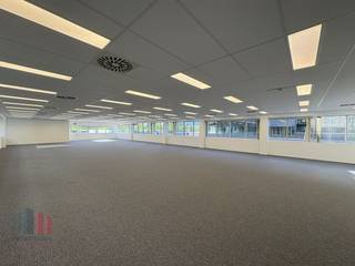 Zeer goed bereikbare kantoren van 1.008 m² te huur, ideaal gelegen dankzij de directe aansluiting met de R4 op slechts 1 km afstand. Deze...