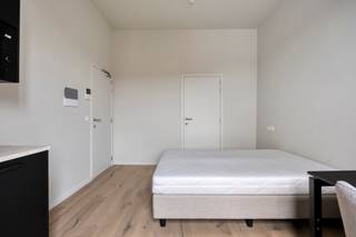 <span><strong>**Vraag uw brochure op/bezoek aan!**</strong></span><br /><br /><span>Residentie The Hills is een opbrengstpand dat voor zowel studerende jongeren in de Leuvense stadskern als in Heverlee en Brussel een goede locatie biedt. Je bent op wandel/ fiets afstand van de Leuvense Stadskern, het Sportkot, de KULeuven campussen in de binnen en buitenstad alsook het station van Leuven en Heverlee. Deze residentie is gelegen op de </span><strong>Naamsesteenweg</strong><span>. Niet alleen zijn strategische ligging is een troef maar ook de residentie zelf zal puur genieten zijn. Via de Hertogstraat bent u op enkele minuten op de </span><strong>Arenberg faculteiten</strong><span> als op de </span><strong>UCLL-campussen</strong><span>.</span><br /><br /><span>Deze residentie is een </span><strong>vernieuwbouwproject</strong><span>. De renovatie werd uitgevoerd met oog voor detail, kwaliteitsvolle materiaalkeuze en afwerking. Daarnaast voldoet het gebouw aan de strenge energiezuinigheidsnorm van 2025. Deze knusse residentie bestaat uit </span><strong>5 kamers eigen sanitair en 1 studio met privé tuin</strong><span>. Bijkomend heeft dit pand een gemeenschappelijke keuken. Kortom, deze residentie heeft het allemaal.</span><br /><br /><span><strong>Interesse? Vraag je brochure op en plan uw bezoek in met onze Expert Investeringsvastgoed: jack@connect-immo.be of 0495 53 46 49</strong></span><br /><br /><span>EPB startverklaring</span><br /><span>wche, gdv, gvkr, gvv</span>