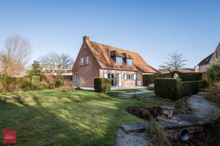 Bestaande uit inkomhal, living met open haard en eetplaats, keuken met ontbijthoek, koele berging, 3 (ev. 4) slaapkamers, badkamer, douchecel,...