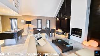 Cette élégante maison de ville meublée à Oud-Knokke est le pied-à-terre idéal à Knokke. La propriété dispose d'un hall d'entrée donnant accès à deux grandes chambres avec lit double, chacune avec sa propre salle de douche, un toilette séparé, une grande buanderie et un <strong>garage intégré</strong>. Au premier étage, vous trouverez un vaste espace de vie comprenant un salon <strong>avec poêle à gaz</strong>, une salle à manger reliant à la cuisine avec îlot de cuisson, un débarras, un toilette séparé et une <strong>terrasse orientée au soleil</strong>. Depuis la mezzanine - actuellement aménagée en bureau - vous aurez une vue sur l'espace de vie : l'endroit idéal pour du télétravail. La finition de qualité, l'éclairage automatique dans plusieurs espaces de vie, la cuisine hyper équipée, ... ce ne sont là que quelques-uns des atouts de cette propriété.<br />Appelez-nous sans hésiter pour une visite sans engagement et jugez par vous-même ! Idéal comme résidence secondaire à l'année. Loyer privé<br /><br /><span><strong>Location sous conditions ; voir www.more.be, "annexes" et sous réserve de disponibilité.</strong></span>