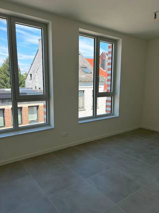 Dit appartement op de 2e verdieping in nieuwbouwproject Hof Berlamuze combineert eigentijds wooncomfort met een groene en rustige omgeving, op wandelafstand van de historische binnenstad van Lier. <br /><br />De indeling is doordacht en praktisch: een grote slaapkamer, een open keuken* en een leefruimte die harmonieus in elkaar overvloeien.<br /><br />De badkamer is stijlvol ingericht en voorzien van een inloopdouche en een modern lavabomeubel*. Er is een aparte WC en een berging.<br /><br />Het appartement is afgewerkt met kwalitatieve, onderhoudsvriendelijke materialen en uitgerust met energiezuinige vloerverwarming (verwarmen én koelen), wat garant staat voor een aangenaam comfort. <br /><br />Er is een overdekt terras aan de voorzijde van het gebouw en u hebt toegang tot een fietsenstalling.<br /><br />Huurvoorwaarden:<br />-Huurprijs : 985 Euro/maand<br />-Bijkomende provisie : 110 Euro/maand<br />-Aparte meterstanden ter eigen afrekening van privatief water en elektriciteitsverbruik.<br />-1-jarig huurcontract, stilzwijgend verlengbaar<br />-Maximaal 2 personen<br />-3 maanden huurwaarborg<br />-beschikbaar vanaf 1/9.<br /><br />* Momenteel zijn wij nog hard aan het verderwerken aan keuken en badkamer.  Foto's volgen zsm. Bezichtigingen mogelijk vanaf 10/8. U kan zich alvast inschrijven !<br /><br />Info of afspraak: wonen@fidesinvest.be - 03 232 54 00 