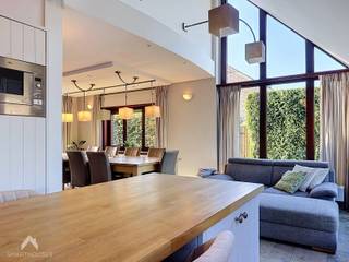 <p>Ruime en karaktervolle vrijstaande woning op een mooi perceel nabij de dorpskern, met een royale inkomhal met vestiaire en gastentoilet. De centrale hal leidt naar de aangename leefruimte met zithoek, eethoek en veranda, ingericht als gezellige aperitiefhoek. De open keuken, voorzien van alle comfort, sluit hier mooi op aan en biedt toegang tot het terras.</p>
<p>Op het tussenniveau bevinden zich een was- en bergruimte met tweede toilet, een slaapkamer die momenteel als bureau wordt gebruikt, een badkamer met dubbele lavabo en douche en een aparte speelruimte. Via de hal bereikt u de ruime kelder van ca. 90 m² (dienend als atelier - tuinhuis – berging), aangevuld met een verdere onderkeldering. Op de verdieping bevinden zich de nachthal, 3 ruime slaapkamers, waarvan één met een slaapgedeelte op de mezzanine. De ruime tuin beschikt over een volledig ingericht bijhuis met woonmogelijkheden of als kantoorruimte.</p>
<p>Extra troeven:</p>
<ul>
<li>Gunstig EPC</li>
<li>40 zonnepanelen (nog 4 jaar opbrengsten)</li>
<li>Airco in het bijhuis</li>
<li>Rolluiken in de hoofdwoning</li>
<li>Bijhuis met verschillende mogelijkheden (Kantoor, kangoeroewoning, B&B, Airbnb, bijberoep…)</li>
<li>4 slaapkamers</li>
<li>Inbouwkasten</li>
<li>Kelder van ca. 70 m² + onderkeldering</li>
<li>Ruime tuin en terras</li>
<li>Vrijstaande woning op ruim perceel</li>
<li>Oprit voor meerdere wagens of mobilhome</li>
</ul>
<p>Deze woning is te koop ZONDER makelaar via het concept van Smart Houses! Wenst u verdere inlichtingen of een bezoek? Contacteer rechtstreeks de eigenaar via +32496125019</p>
