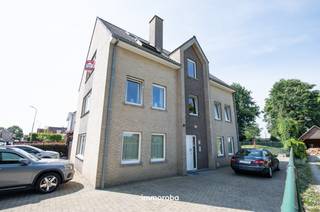 Dit ruime gelijkvloers appartement, gelegen aan Stijn Streuvelstraat 48 te Waregem, biedt een uitstekende investeringskans. Het appartement, gelegen in een kleine, goed onderhouden residentie uit 1994 zonder lift, heeft een bewoonbare oppervlakte van 98 m² en beschikt over 2 slaapkamers, een lichtrijke woonkamer, een praktische keuken en een verzorgde badkamer.<br /><br />Een garagebox behoort eveneens tot het appartement, wat extra comfort en parkeermogelijkheid biedt. Het appartement is momenteel verhuurd, waardoor het een direct rendement biedt – ideaal voor investeerders die onmiddellijk inkomsten wensen.<br /><br />De ligging is rustig en toch centraal, nabij winkels, scholen en openbaar vervoer, waardoor het zowel voor bewoners als huurders aantrekkelijk is.<br /><br />Belangrijkste kenmerken:<br /><br />*Gelijkvloers appartement<br />*2 slaapkamers<br />*Bewoonbare oppervlakte: 98 m²<br />*Garagebox inbegrepen<br />*Kleine residentie uit 1994, geen lift<br />*Momenteel verhuurd – direct rendement<br />*Centrale ligging nabij voorzieningen<br /><br />Info of bezoek: Voor meer informatie of een bezoek kan u contact opnemen via tom@immoroba.be<br />.