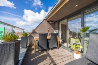 Centraal gelegen in de Westendelaan bevindt zich dit bijzonder verzorgd <u>duplexappartement</u> met een <strong>hoogwaardige afwerking</strong>, drie slaapkamers en <strong>twee ruime terrassen.</strong><br />Dankzij de combinatie van veel lichtinval, hedendaags comfort en een uitstekende <strong>EPC-score A</strong> is dit een eigendom die zowel geschikt is als vaste woonst als tweede verblijf.<br /><br /><strong>Grote raampartijen</strong> aan beide zijden zorgen voor een aangename <u>lichtinval</u> en geven rechtstreeks toegang tot de terrassen voor- en achteraan.<br />Beide terrassen zijn afgewerkt met ingebouwde verlichting en stopcontacten. Op het terras achteraan werd bovendien een warmtelamp voorzien, waardoor u hier ook op frissere momenten comfortabel buiten kunt zitten.<br /><br />Centraal in de leefruimte bevindt zich de <strong>open keuken</strong> met ruim kookeiland en <u>zitgedeelte</u>.<br />De keuken werd afgewerkt met een granieten werkblad en is uitgerust met <strong>kwalitatieve Miele-toestellen</strong>, waaronder een inductiekookplaat, vaatwasser, combi-stoomoven, warmtelade en ingebouwde koffiemachine.<br />Ook een <u>wijnkoeler</u> werd netjes geïntegreerd.<br /><br />Verder beschikt deze verdieping over een <u>afzonderlijk toilet</u> en een ruime berging met aansluitingen voor wasmachine en droogkast, een uitgietbak en de nodige technische voorzieningen.<br />De <u>driedubbele beglazing</u>, elektrisch bedienbare zonwering en slimme thermostaat dragen bij aan het hoge wooncomfort.<br /><br />Op de bovenverdieping bevinden zich <strong>drie volwaardige slaapkamers</strong>. De dakramen zijn voorzien van buitenzonwering en gedeeltelijke verduistering. Twee slaapkamers beschikken bovendien over aansluitingen voor televisie.<br />De badkamer werd ruim ingericht met een dubbele wastafel, ligbad en aparte douche met regenfunctie. Daarnaast is er op deze verdieping nog een tweede afzonderlijk toilet en bijkomende bergruimte.<br /><br />De residentie beschikt over een afgesloten <strong>gemeenschappelijke fietsenstalling</strong> en een afzonderlijke afvalberging.<br />Bijkomend bestaat de mogelijkheid om een privatieve parkeerruimte aan te kopen, geschikt voor <u>meerdere wagens.</u><br /><br />Een instapklaar en energiezuinig duplexappartement met uitzonderlijk veel ruimte, een sterke afwerking en een centrale ligging op wandelafstand van winkels, horeca en de zeedijk.<br />