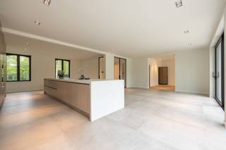 This elegant totally renovated villa is located in an excellent location, at the end of a cul-de-sac, in all tranquility and yet close to the center and major roads. <br /><br />A spacious central hall with checkroom and guest toilet, with several glass doors lead to the living spaces.<br />The living room, overlooking the garden, has parquet flooring and a cozy fireplace. Adjacent is the spacious living kitchen with exceptional light, a large dining area and direct access to the terraces. The kitchen is equipped with high-quality appliances, from Miele and Gaggenau, a Quooker faucet and a Gaggenau wine refrigerator. Soft natural tones of materials harmoniously combined.<br />An office space or a possible additional bedroom, a fine hall with hand washer and fitted cabinets, leads to the indoor garage. <br /><br />On the second floor a spacious landing with built-in closets and a night toilet. Two bedrooms with parquet floors, built-in closets and each with its own shower room. The large master bedroom has an en suite dressing room, sliding doors to the roof terrace and a luxurious bathroom with bathtub, shower, double sink and a toilet. There is also a fourth bedroom with en suite shower room and a practical laundry room with washer and dryer connections and a sink.<br /><br />A fixed staircase leads to the attic which can still be finished for various purposes. <br /><br />Spacious basement rooms house, among other things, technical installations and storage areas.<br /><br />The spacious garden offers a favorable location with respect to the sun and has plenty of privacy. The terraces are adjacent to the pool, which is equipped with an automatic shutter. The garden is fully fenced and has an automatic gate with videophone.<br /><br />This impressive villa has been extensively renovated with modern technologies. Investments have been made in energy efficient measures such as solar panels, a heat pump, air conditioning in all bedrooms, underfloor heating on the ground floor, etc., resulting in a favorable A label.