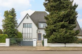 WILRIJK - Park Den Brandt: Stiljlvolle, klassieke villa op ca 1.250m² met zwembad en zuidgerichte tuin BESCHRIJVING: Gelijkvloers:Inkomhal op...