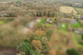 Bent u op zoek naar een te renoveren woning of bouwgrond met tal van mogelijkheden, gelegen op een groot perceel en met een vlotte bereikbaarheid?...