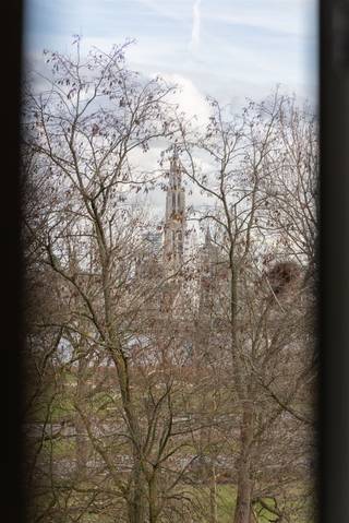 Lichtrijk Appartement met 2 Ruime Slaapkamers en Adembenemend UitzichtOp de vijfde en hoogste verdieping van een verzorgd gebouw aan het groene...