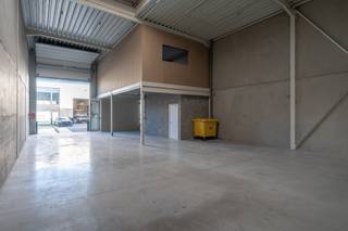 <strong>Nieuwbouw KMO-unit met twee autostaanplaatsen te Merksplas.</strong><br /><span>203,40m² magazijn + 44,96m² kantoor | Beschikbaar vanaf 01/08/2026 | Gunstige ligging</span><br /><br /><strong>Bezoek aanvragen kan via deze link</strong><span>: https://dilegno.mijnhuurprofiel.be/property/c14f48dd-e09e-4400-ba9c-9a2e00ea6b28</span><br /><br /><strong>Omschrijving:</strong><br />Ben je op zoek naar een magazijnruimte met kantoor? De KMO-unit bevindt zich in het industrieterrein "Veldenberg" te Merksplas. De unit heeft een totale oppervlakte van 248,36m², dewelke bestaat uit 203,40m² magazijn en 44,96m² kantoorruimte. De kantoorruimte is voorzien van een internet aansluiting en er is een voorziening tot elektrische verwarming via warmtepaneel. <br /><br />De KMO-unit beschikt over een automatische sectionaalpoort met codeklavier voor een veilige toegang. Daarnaast beschikt de unit over een afzonderlijk toilet met wastafel. <br />Ten slotte zijn er voor de unit twee autostaanplaatsen voorzien, reeds inbegrepen in de prijs!<br /><br /><strong>Algemeen:</strong><br /><span>- 2 autostaanplaatsen</span><br /><span>- Reeds voorzien van één 3-fasig stopcontact</span><br /><span>- Huurprijs exclusief BTW</span><br /><span>- Maandelijkse lasten: provisie €100</span><br /><span>- Onroerende voorheffing ten laste van huurder</span>