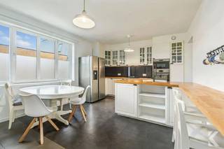 <p><span><strong>MODERNE EN INSTAPKLARE GEZINSWONING - LO-RENINGE</strong></span></p><p><span>Recente, energiezuinige woning met <strong>EPC A</strong>, gelegen op wandelafstand van het centrum, de markt, bakker, slager en dagelijkse voorzieningen.</span></p><p><span><strong>BELANGRIJKSTE TROEVEN:</strong></span></p><p><span>• <strong>EPC A</strong> – energiezuinig en volledig in orde - vloerverwarming</span><br /><span>• <strong>4 aparte kamers</strong>: 2 ruime slaapkamers + 2 ruime kamers op de zolderverdieping</span><br /><span>• <strong>Grote zuidwestgerichte tuin</strong> met veel privacy</span><br /><span>• Groot terras in <strong>blauwe hardsteen</strong></span><br /><span>• Windscherm en parasol, regenput 30.000 liter</span><br /><span>• <strong>Tuinhuis</strong> voor extra opslag</span><br /><span>• Grote, aparte <strong>carport aan de straatkant</strong>, achter het hekken – bijzonder praktisch voor boodschappen en fietsen</span><br /><span>• Prachtige, ruime keuken met <strong>groot kookeiland</strong></span><br /><span>• Alle <strong>inbouwtoestellen</strong> aanwezig</span><br /><span>• Aparte, aangebouwde <strong>bureauhoek</strong></span><br /><span>• Ruimte voor een grote eettafel</span><br /><span>• Grote berging met plaats voor <strong>wasmachine en droogkast</strong></span><br /><span>• Badkamer met <strong>wastafel, ligbad en inloopdouche</strong></span><br /><span>• <strong>2 toiletten</strong> – boven en beneden</span><br /><span>• Ruime trappenhal over 2 verdiepingen</span><br /><span>• <strong>Veel bergruimte</strong></span><br /><span>• Volledig <strong>instapklaar</strong>, geen grote werken nodig</span></p><p><span><strong>LIGGING</strong></span></p><p><span>• Op wandelafstand van centrum en markt</span><br /><span>• Bakker, slager en winkels vlakbij</span><br /><span>• Vlotte verbinding richting <strong>Veurne, Diksmuide en Ieper</strong></span><br /><span>• Rustig wonen, maar toch alles dichtbij</span></p><p><span><strong>KORTOM</strong></span></p><p><span>Een <strong>recente, energiezuinige en volledig instapklare gezinswoning</strong> met 4 kamers, grote zonnige tuin, ruime carport en bijzonder veel comfort.</span></p><p>Meer info of een bezoek? <br />karel@roetsvastgoed.be<br />0470342025</p>