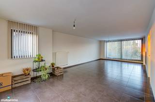 DUPLEXAPPARTEMENT MET 2 SLAAPKAMERS, 1 CARPORT, 1 AUTOSTAANPLAATS, TERRAS, AIRCO EN ZONNEPANELEN TE GROTE-SPOUWEN*** Bekijkt u deze woning via een...