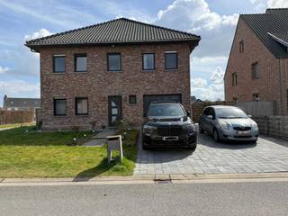 Ruime instapklare villa met 5 slaapkamers, zonnepanelen en zonnige tuin op 725 m²Op een rustige en centrale ligging in Rijkevorsel bevindt zich deze...