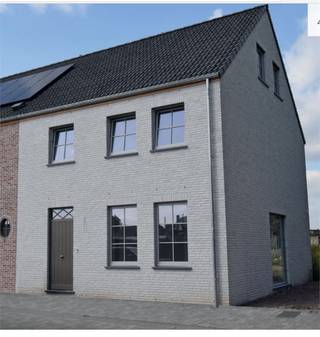 Mooi gelegen stuk bouwgrond voor het bouwen van een half-open bebouwing in een rustige buurt,<br /><br />Lot 2 Opp. +/- 700 m² prijs : € 140.000<br /><br />FORMULE WATER- EN WINDDICHT:<br />- Ruwbouwwerken<br />- Timmerwerken<br />- PVC ramen met beglazing kw 1.0<br />- Dak- &amp; zinkwerken<br />_________________<br />= € 215.421 excl. btw<br /><br />OPTIE AFWERKING:<br />- Elektriciteit en ventilatie<br />- Chape -en vloerisolatie<br />- Pleisterwerken<br />- Sanitaire werken ( HW toestellen = € 4.000 excl. btw )<br />- Warmtepomp lucht/water ( Viessmann )<br />- Bevloering ( HW vloer : 35€/m² HW plinten : 12.50€/lm HW wandtegels : 25€/m² )<br />- Keukeninstallatie ( HW = € 8.000 excl. btw)<br />- Binnen schrijnwerk<br />- Voegwerken<br />- Blowerdoortest<br />- Zonnepanelen 8st. ( 435 Wp )<br />_________________<br />= € 110.974 excl.btw<br /><br />WIJ BOUWEN OOK A LA CARTE<br />Opties zijn mogelijk tot net voor " Normale Bewoonbaarheid" (volgens aannemingsovereenkomst)<br />Informeer naar onze interessante HUISRUIL-FORMULE<br /><br />zie ook : WWW.SPEYBROECK.BE<br />Bel 0473 300 700 of GRATIS 0800 15 700