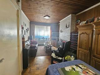 Te renoveren eengezinswoning met 5 slaapkamers. Indeling: gelijkvloers: woonkamer : 27 m²hal : 8 m²keuken : 9 m²wc : 2 m² Tussenverdieping : hal :...
