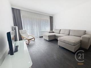 Ontdek dit volledig gerenoveerde en instapklare appartement, ideaal gelegen in het gezellige Westende-Bad.Bij het binnenkomen kom je terecht in de...