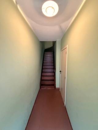Interessant en verhuurd opbrengstgebouw bestaande uit 2 goed onderhouden appartementen, uiterst gunstig gelegen in het centrum van Kapelle-op-den-Bos. Elk appartement beschikt over 2 slaapkamers, een badkamer, een lichtrijke leefruimte en een afzonderlijke keuken. Daarnaast is per appartement een zeer ruime inpandige garage aanwezig in het gebouw.<br /><br />Achteraan bevindt zich een gemeenschappelijk koertje. Beide appartementen genieten bovendien van een balkon aan zowel de voor- als achterzijde van het gebouw, wat zorgt voor extra buitenruimte en een aangename lichtinval.<br /><br />Een uitstekende investeringsopportuniteit op een centrale locatie, met alle voorzieningen, winkels en openbaar vervoer op wandelafstand.