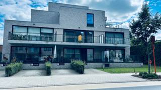 Residentie Het Park is een mooi project in een privé domein van 1.650 m2, omringd door veel groen en toch in het centrum van Deerlijk.<br />Er is een vlotte verbinding naar de invalswegen en alle voorzieningen zijn in de directe omgeving. Een uniek project waar rust en klasse voorop staan.<br /><br />Appartement 01.05 heeft een oppervlakte van 78,50 m2 en beschikt over volgende indeling: inkomhal met toilet, leefruimte met open ingerichte keuken (met inductiefornuis, combi oven, koelkast met vriesvak en vaatwasmachine), berging bij keuken, terras aan de voorkant van 11,5m2, 1 slaapkamer en badkamer (met inloopdouche, wc en lavabo).<br /><br />Daarenboven werd het appartement volledig geschilderd en zijn er gordijnen en verlichting aanwezig.<br /><br />In de huurprijs zit tevens een autostaanplaats in open lucht begrepen. <br /><br />De provisie voor de gemeenschappelijke kosten bedraagt 50 EUR per maand.<br /><br /><br /><br /><br /> 