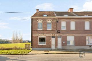 TOFFE en RUSTIG gelegen woning aan de groene rand van Ronse, met zij-ingang die toegang geeft tot het terras en tuin.Op het gelijkvloers bevindt zich...