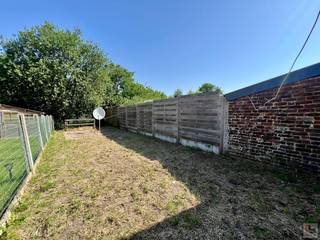 <strong>Huis te Ninoofsesteenweg 198 te Ronse</strong><br />Deze te renoveren woning is gunstig gelegen langs een van de belangrijkste invalswegen van Ronse, op korte afstand van het centrum, winkels en openbaar vervoer.<br /><br />Indeling: Via de inkomhal bereikt u de leefruimte, gevolgd door de keuken, een apart toilet en de badkamer. Op de eerste verdieping bevinden zich twee slaapkamers. Via een vaste trap bereikt u de zolderverdieping, die de mogelijkheid biedt om een extra slaapkamer of hobbyruimte te creëren. Achteraan geniet u van een aangename tuin met praktische berging.<br /><br /><strong>Troeven:</strong><br />Gunstige ligging nabij het centrum van Ronse<br />2 slaapkamers<br />Zolder met uitbreidingsmogelijkheden<br />Tuin met berging<br />Dubbele beglazing<br />Centrale verwarming op mazout<br />EPC: Label D – 365 kWh/m²/jaar.<br /><br />Interesse?<br />Contacteer Jens voor meer informatie of een bezoek.<br />📞 0488 98 13 30<br />✉️ jens@immoboss.be<br />