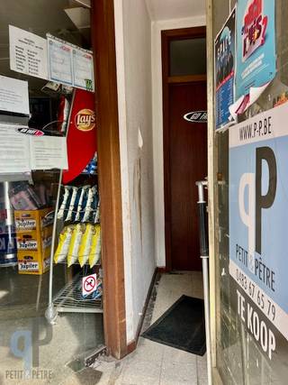 Dit pand op commerciële ligging heeft nood aan een deugddoende renovatie.Het pand is momenteel in zijn geheel verhuurd aan 1171€ maand.Boven is een...