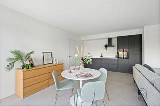Laatste 6 appartementen! Dit modern nieuwbouwproject ROOTS is rustig gelegen met zicht op groen, op wandelafstand van het station en het CENTRUM. Aangename terrassen en/of tuinen, lichtrijke leefruimtes met open geïnstalleerde keukens, volledige afwerking, en zo goed als opleverklaar. Ondergrondse parkeerplaatsen en bergingen. Bijna-energieneutraal (max E30): vloerverwarming voorzien. Wenst u het modelappartement te bezichtigen: guido@immobeguin.be