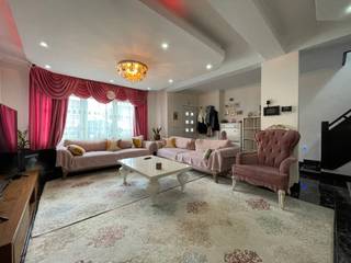 Deze volledige instapklare zeer ruime (263m²) lichtrijke gezinswoning is centraal gelegen met onderhoudsvriendelijke omheinde tuin en voorziet in o.a. ruime living met aanpalende luxueuze open leefkeuken, twee aparte badkamers, 3 slpks waarvan master bedroom met eigen sanitair en ruime dressing en meer dan voldoende bergruimte.
Kan ook gebruikt worden als kangoeroewoning.
Info/plaatsbezoek 0473/245102 of info@vandenvonder-decat.be.