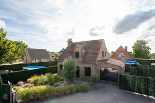 Deze instapklare woning is gelegen in een rustige residentiële buurt, op korte afstand van scholen, winkels en de N9.<br /><br />De woning biedt verrassend veel ruimte en combineert een praktische indeling met een mooie, zonnige tuin.<br /><br />Binnenin beschikt de woning over een lichtrijke living met gezellige haard, een bureauruimte en maar liefst vier slaapkamers.<br /><br />Een bijzondere troef is de ruime polyvalente ruimte, die voorheen dienstdeed als kinderopvang. <br /><br />Deze ruimte biedt tal van mogelijkheden en kan perfect ingericht worden als praktijkruimte, hobbyruimte, speelkamer, extra leefruimte of voor andere professionele of privédoeleinden.<br /><br />Op de verdieping bestaat bovendien de mogelijkheid om een extra badkamer te creëren. De nodige leidingen zijn hiervoor reeds aanwezig. <br /><br />Buiten geniet u van een ruime en mooi aangelegde tuin op een zonnig perceel, voorzien van een opbouwzwembad. <br /><br />De oprit wordt afgesloten met een automatische poort en er is een praktische fietsenstalling aanwezig.<br /><br />Een ruime en veelzijdige woning met vier slaapkamers, extra werk- en leefruimte en een aangename tuin, ideaal voor wie rustig wil wonen met scholen, winkels en belangrijke verbindingswegen vlakbij.<br /><br />Bel Top Vastgoed voor een bezoek op 0475 700 700