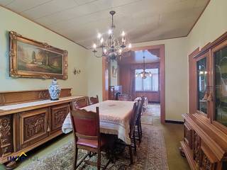 Deze te renoveren woning biedt een uitstekende basis om volledig naar eigen smaak en wensen in te richten.Op het gelijkvloers vindt u een inkomhal,...