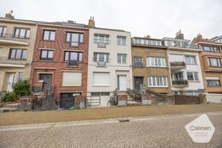 <ul>
	<li>Dit opbrengsteigendom is gelegen in de Hyacintenlaan, centraal in het rustige <strong>Mariakerke</strong>.</li>
	<li>Het gebouw geniet van een <strong>open zicht</strong> op de tennisclub "Oswherlu ".</li>
	<li>Er zijn <strong>3 vergunde appartementen</strong> aanwezig in het gebouw.</li>
	<li>Indeling is als volgt:<br />Sous-Sol: Fietsenberging en opslagruimte<br />Gelijkvloers + Sous-sol: duplex appartement met 2 slaapkamers en toegang tot de tuin.<br />1<sup>e</sup> V: 1 slaapkamer appartement<br />2<sup>e </sup>V + 3<sup>e </sup>V: Duplex 2 slaapkamer appartement</li>
	<li>De gevel is recent vernieuwd met sierpleister + isolatie.</li>
	<li>EPC-labels: <br />- glv: Label B<br />- 1e: Label B<br />- 2e: Label C</li>
	<li>Dit opbrengst eigendom is een <strong>ideale investering</strong>, zowel in het kader van vakantieverhuur als verhuur op jaarbasis.</li>
</ul>