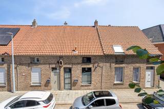 <p>Op zoek naar een woning waar u meteen kunt intrekken, zonder zorgen om bijkomende werken? Deze verzorgde woning ligt op een riant perceel van 343 m², midden in het centrum van Sint-Andries — een absolute toplocatie, op wandelafstand van park De Koude Keuken, winkels, scholen en openbaar vervoer.</p><p><strong>Volledig instapklaar, geen verborgen kosten</strong></p><p>Van de recent vernieuwde kookvuur in de volledig uitgeruste keuken tot de conforme elektrische installatie en het asbestveilig attest: hier wacht u geen enkele bijkomende investering. Dankzij het gunstige EPC-label B (189 kWh/m²jaar) geniet u bovendien meteen van een energiezuinige woning.</p><p><strong>Ruimte, licht en groen</strong></p><p>Een inkomhal leidt naar de lichtrijke leefruimte met zicht op de diepe, groene tuin. Gelijkvloers is er ook al een volledige badkamer met bad én douche. Boven bevinden zich twee volwaardige slaapkamers, een bureau (eenvoudig als derde slaapkamer in te richten) en een apart toilet. Via de vaste trap bereikt u nog een zolderverdieping als hobbyruimte of extra opbergplek. Buiten wacht een uitzonderlijk diepe, private tuin met twee terrassen en een tuinhuis.</p><p><strong>Troeven op een rij:</strong></p><ul><li>Topligging in het centrum van Sint-Andries</li><li>Volledig instapklaar — geen directe kosten</li><li>Perceel van 343 m² met diepe, groene tuin en veel privacy</li><li>EPC-label B (189 kWh/m²jaar)</li><li>Conforme elektrische installatie</li><li>Asbestveilige woning</li></ul><p>Kom zelf een kijkje nemen! Wij verwelkomen u graag!</p>