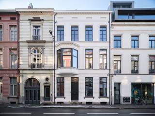 <strong>Prachtig duplex appartement met 3 slaapkamers en 2 terrassen in een voormalige herenwoning, nabij het historisch centrum van Gent.</strong><br /><br />Deze prachtige eigendom bevindt zich op de bovenste verdieping van een voormalige herenwoning, recent opgedeeld in vier appartementen. De ligging nabij het Sint-Annaplein en het historisch centrum garandeert een uitstekende bereikbaarheid en alle voorzieningen op wandelafstand.<br /><br />Dit doorzonappartement combineert hedendaags comfort met een rustieke uitstraling dankzij de behouden authentieke balken.<br />Vooraan bevindt zich de gezellige leefruimte, achteraan de Bulthaup-keuken met aansluitende eetplaats. Zowel aan de voor- als achterzijde is er een terras, waardoor je de hele dag door van de zon kan genieten.<br /><br />Op dit verdiep bevindt zich een eerste slaapkamer met ensuite badkamer. Verder zijn er in de hal een toilet, vestiaire en een praktische berging met aansluiting voor wasmachine en droogkast.<br /><br />De duplexverdieping telt twee volwaardige slaapkamers met ingemaakte kasten, een nachthal met extra maatkasten en een badkamer met wastafel en douche.<br /><br />Extra: fietsenberging in de residentie. <br />Verplichte aankoop van een praktische kelderberging. <br /><br />Dit project spreekt aan door zijn beperkt aantal <strong>entiteiten, zijn topligging, zijn prijs/kwaliteitsverhouding en zijn zeer aantrekkelijke kostenstructuur.</strong> Door het beperkte aantal woonunits is een <strong>vereenvoudigd beheer </strong>mogelijk waardoor de <strong>maandelijkse lasten zeer laag liggen</strong>. Bijkomende troef is de <strong>aankoop onder registratierechten.</strong><br /><br />Deze residentie is een realisatie van Compagnie Delens, is een ontwikkelingsbedrijf dat met een hedendaagse aanpak van authentiek vastgoed streeft naar unieke en karaktervolle woningen in een stedelijke omgeving.<br /><br />(aandeel kosten en basisakte ten laste van de koper)<br /><br />Voor meer informatie, mail naar info@carloeggermont.be