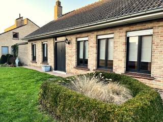 Charmante gelijkvloerse woning in een rustige, kindvriendelijke omgevingDeze alleenstaande gelijkvloerse woning bevindt zich op het einde van een...