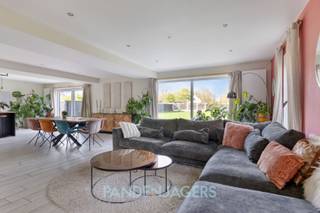 Deze recente woning uit 2018 combineert ruimte, comfort en een gunstige ligging. Deze moderne woning is reeds klaar voor de toekomst, dankzij...