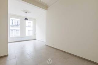 Dit prachtige gelijkvloers appartement bevindt zich in een volledig gerenoveerd herenhuis dat net werd opgeleverd. De woning combineert...