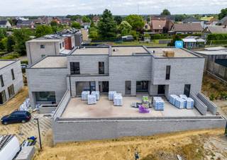 Wordt dit uw toekomstige thuis in een volledig nieuw aangelegde, autoluwe en groene verkaveling?<br /><br /><strong>Woongeheel ‘Danhieux’</strong> bestaat uit verschillende, unieke types van woningen, die samen een harmonieus geheel vormen. <br />Lot 15 is een halfopen bebouwing met 3 slaapkamers en als extra troef een kelderruimte.<br /><br />Elke woning wordt voorzien van <strong>duurzame installaties</strong> om de energiekosten te drukken en de impact op het klimaat te verkleinen. Door het gebruik van deze hedendaagse technieken zijn de woningen niet enkel heel energiezuinig maar ook volledig FUTURE PROOF (E-peil <20): een duurzame en kwalitatieve investering voor de toekomst.<br /><br />De ruwbouwwerken zijn inmiddels afgerond, dus <strong>verhuizen is reeds mogelijk binnen 4 maanden!</strong><br /><br />Voor meer informatie ontvangen we u graag ter plaatse of op ons kantoor om uw nieuwe thuis tot in de puntjes toe te lichten. Bel nu Elien Mombaerts op het nummer 0470/38.21.30.