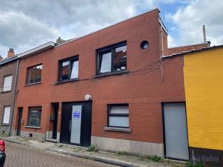 Handelshuis met mogelijkheden, gelegen hoek Diestsesteenweg en Heuvelstraat (22m langs de straat) er is tevens een aparte verhuurde...