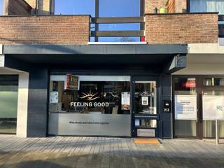 Dit handelspand bevindt zich in winkelcentrum "De Beek" te Kalmthout, vlakbij verschillende andere winkelpanden. Het pand bestaat uit een inkomruimte op tegelvloer, aparte bureau, berging , apart toilet, polyvalente ruimte en een kitchenette. Er zijn vele mogelijkheden voor dit gunstig gelegen handelspand op een locatie waar erg veel passage van potentiële klanten is. Vele mogelijkheden tot inrichting, uitstekende bereikbaarheid en ruime parkeergelegenheid vlakbij. Zeker het bezoeken waard!