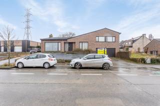 Bent u een Handige Harry en wilt u de handen uit de mouwen steken om uw van deze woonst uw droomwoning te maken? Dan is deze woonst beslist iets...