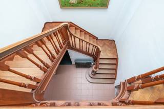 <div>
<div>
<div>
<p>IN OPTIE<br />In een rustige en centraal gelegen straat in hartje Antwerpen vinden we dit karaktervolle herenhuis met een bewoonbare oppervlakte van ca. 409 m². De woning combineert ruimte, licht en flexibiliteit, en is ideaal voor wie wonen en werken graag onder één dak brengt. Op het gelijkvloers bevindt zich een ruime, polyvalente ruimte die vroeger gebruikt werd als designstudio. Deze kan perfect dienen als praktijk, kantoor, atelier of showroom, met rechtstreekse toegang vanaf de straat. Op de eerste verdieping ligt de leefruimte, met een mooie parketvloer en veel natuurlijk licht. Aanpalend bevindt zich de open keuken, waar ook een ruim zuidgericht terras te vinden is. Op de tweede verdieping zijn er twee ruime slaapkamers, een grote dressing en twee badkamers. Er is ook mogelijkheid om een derde slaapkamer in te richten. Op de zolderverdieping bevindt zich een extra slaapkamer en een aparte bergruimte. De woning is volledig onderkelderd en biedt veel extra opslagruimte of de mogelijkheid om de werkruimte verder uit te breiden. Achteraan de woning ligt een verrassende Japanse tuin van 86 m², met een compact zwembad. Deze groene buitenruimte zorgt voor rust en privacy, midden in de stad. Bij het pand horen twee overdekte parkeerplaatsen, beschikbaar voor aankoop aan €40.000 per stuk. Er is ook voorziening mogelijk voor laadpalen. Het dak is zuidgeoriënteerd, wat interessant is voor wie zonnepanelen wil plaatsen. Met andere woorden een bijzonder pand met veel mogelijkheden op een sterk gelegen plek in de stad.<br /><br /><span>Gelegen in hartje Antwerpen. Omringd door verschillende supermarkten, buurtwinkels, scholen en al het moois dat de stad te bieden heeft! Met de wagen kan u hier ook makkelijk het drukke verkeer omzeilen, en zo rustig de stad uitrijden. Binnendoor kan u zich te voet ook binnen de 10 minuten naar het MAS begeven. Verder heeft u ook verschillende mogelijkheden van openbaar vervoer. Kortom, de plaats voor de échte stadsliefhebber.</span></p>
</div>
</div>
</div>