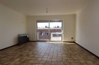 Dit appartement is gelegen op de tweede verdieping van een verzorgd gebouw, vlak aan het gezellige stadscentrum van Tongeren.Centrale inkomhal met...