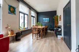 Prachtig gerenoveerd triplex appartement op het hippe Antwerpse Zuid. Indeling: gelijkvloers: private inkom met trap, 1e verdieping: hal met...