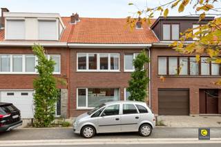 <p><span>Deze gezellige woning met drie slaapkamers heeft alle comfort voor een jonge familie of koppels die op zoek zijn naar hun gezellige thuis. Met een bewoonbare oppervlakte van 154m² ( cfr epc) en een perceel oppervlakte van 158m², combineert het een gezellige leefruimte met een aangename buiten omgeving. De zolder biedt mogelijkheid om nog extra slaapkamer(s) of badkamer te maken</span></p><p><span>De gunstige EPC score ( B-label) , elektriciteit die conform is en het is asbest veilig maakt deze woning compleet.</span></p><p><span> </span></p><p><span>Indeling: </span></p><p><span>Gelijkvloers:</span></p><p><span>De lichte, open leefruimte nodigt uit tot ontspanning, met veel natuurlijk licht door de grote ramen die uitkijken op de aangelegde tuin. De hedendaagse keuken is volledig uitgerust en beschikt over een centraal kookeiland, ideaal voor zowel dagelijks gebruik als voor het ontvangen van gasten.</span></p><p><span>Achteraan de  tuin bevindt zich een charmante zithoek, perfect voor zomerse barbecues of een rustig moment in de buitenlucht.  Verder is er nog een  gasten toilet aanwezig. </span></p><p><span> </span></p><p><span>Eerste verdieping:</span></p><p><span>Op de eerste verdieping bevinden zich de 3 slaapkamers van circa: 18m² , 15,5 m² en 9 m²; De badkamer is uitgerust met douche, lavabomeubel en een toilet.</span></p><p><span> </span></p><p><span>Zolder:</span></p><p><span>De zolder die momenteel bereikbaar is via een trektrap biedt tal van mogelijkheden: extra slaapkamer(s) , badkamer, polyvalente ruimte,..</span></p><p><span> </span></p><p><span>Kelder</span><span>:</span></p><p><span>De woning is voorzien van een kruip kelder.</span></p><p><span> </span></p><p><span>Constructie:</span></p><p><span>Betonconstructie</span></p><p><span> </span></p><p><span>Gevelbreedte</span><span>:</span></p><p><span>6, 5 meter </span></p><p><span> </span></p><p><span>Verwarming</span><span>:</span></p><p><span>De verwarmingsketel is op gas</span></p><p><span> </span></p><p><span>Omgeving van de woning:</span></p><p><span>- Rustige straat.</span></p><p><span>- Op wandelafstand van het dorp van Aartselaar.</span></p><p><span>- Vlotte verbinding naar Antwerpen en Brussel.</span></p><p><span>- Kindvriendelijke buurt.</span></p><p><span> </span></p><p><span> </span></p><p><span>Renovatie in 2020</span></p><p><span>- Nieuwe verwarmingsketel </span></p><p><span>- Raam partijen vernieuwd op het gelijkvloers achteraan</span></p><p><span>- Keuken vernieuwd </span></p><p><span>- Badkamer vernieuwd </span></p><p><span> </span></p><p><span>Extra voordelen</span></p><ul><li><span>Instapklare woning </span></li><li><span>Leefruimte op het gelijksvloers</span></li><li><span>Gevelbreedte van 6,5 meter</span></li><li><span>Veel natuurlijke lichtinval</span></li><li><span>Betonconstructie</span></li><li><span>3 slaapkamers met mogelijkheid tot 5 slaapkamers </span></li><li><span>Zolder biedt tal van mogelijkheden </span></li><li><span>Gunstige EPC score ( B-label)</span></li><li><span>Asbestveilig</span></li><li><span>Elektriciteit conform</span></li></ul><p><span> </span></p><p><span> </span></p><p><span> </span></p><p><span> </span></p><p><span> </span></p>